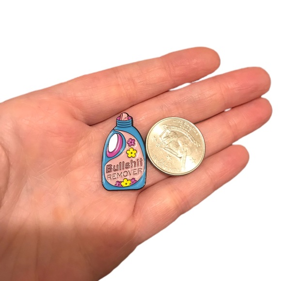 Bullshit remover funny enamel pin - Picture 2 of 3